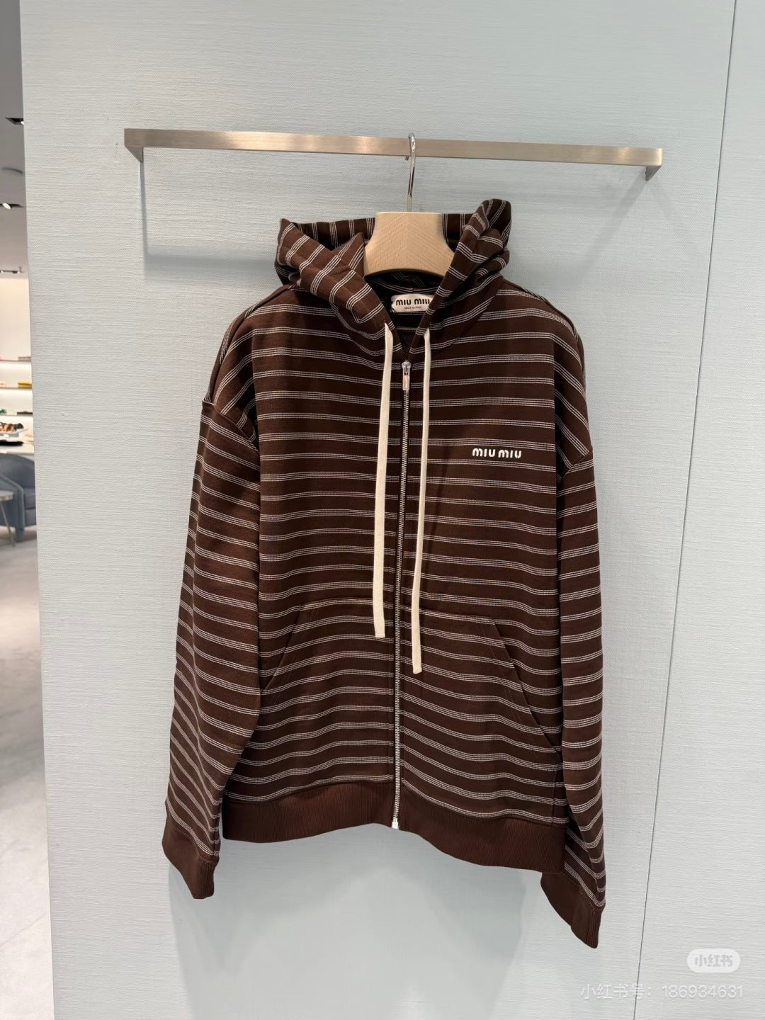 Mu 25fw Brown and white striped hooded guard