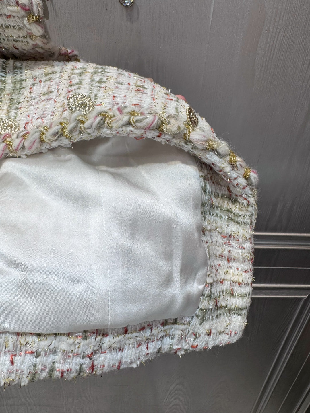 Cha 25fw Sleeveless vest gray white gold