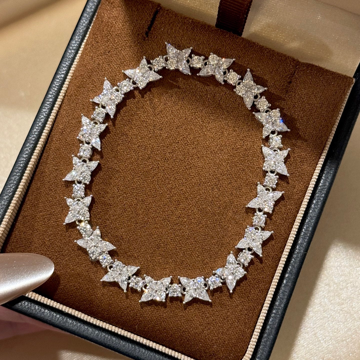 T**Floral teardrop bracelet with 5A high-carbon diamonds