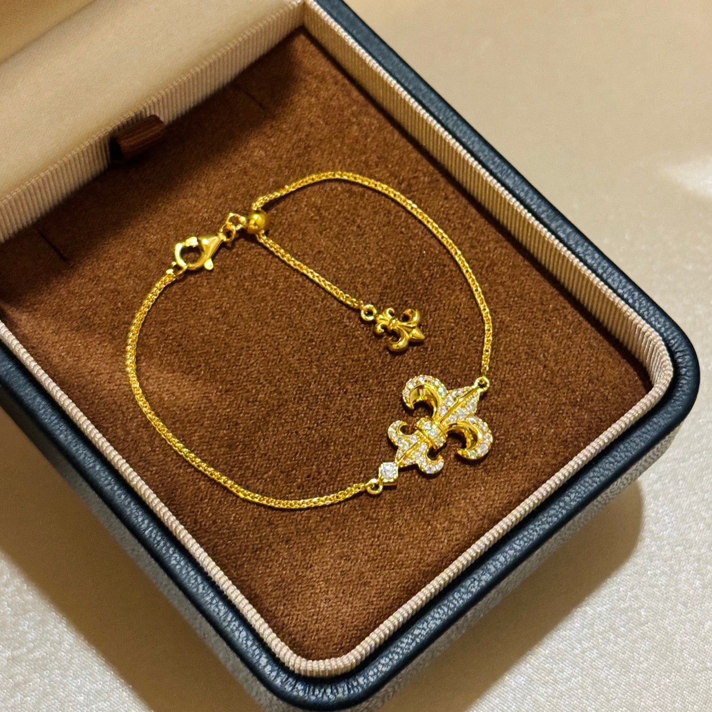 Anchor-shaped full diamond bracelet