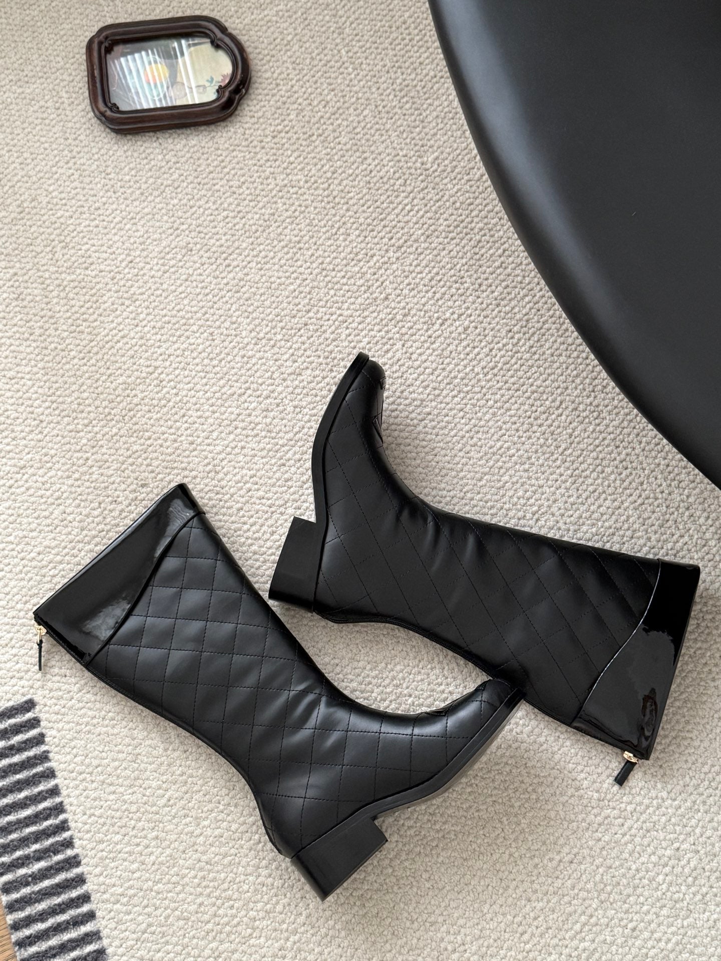 She Stylish and versatile casual mid-calf boots