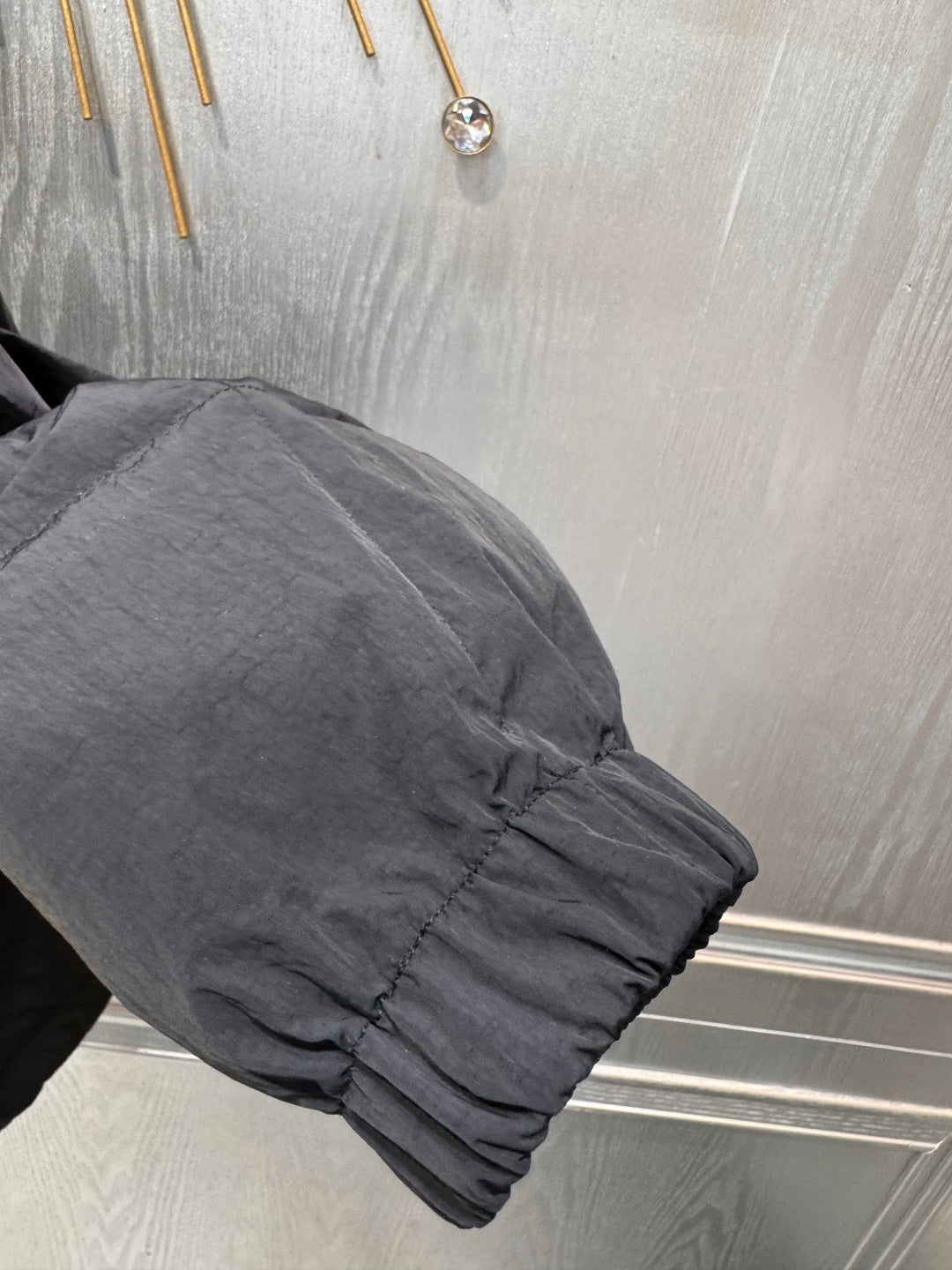 Loe**25 new cotton-padded jackets in dark brown and black