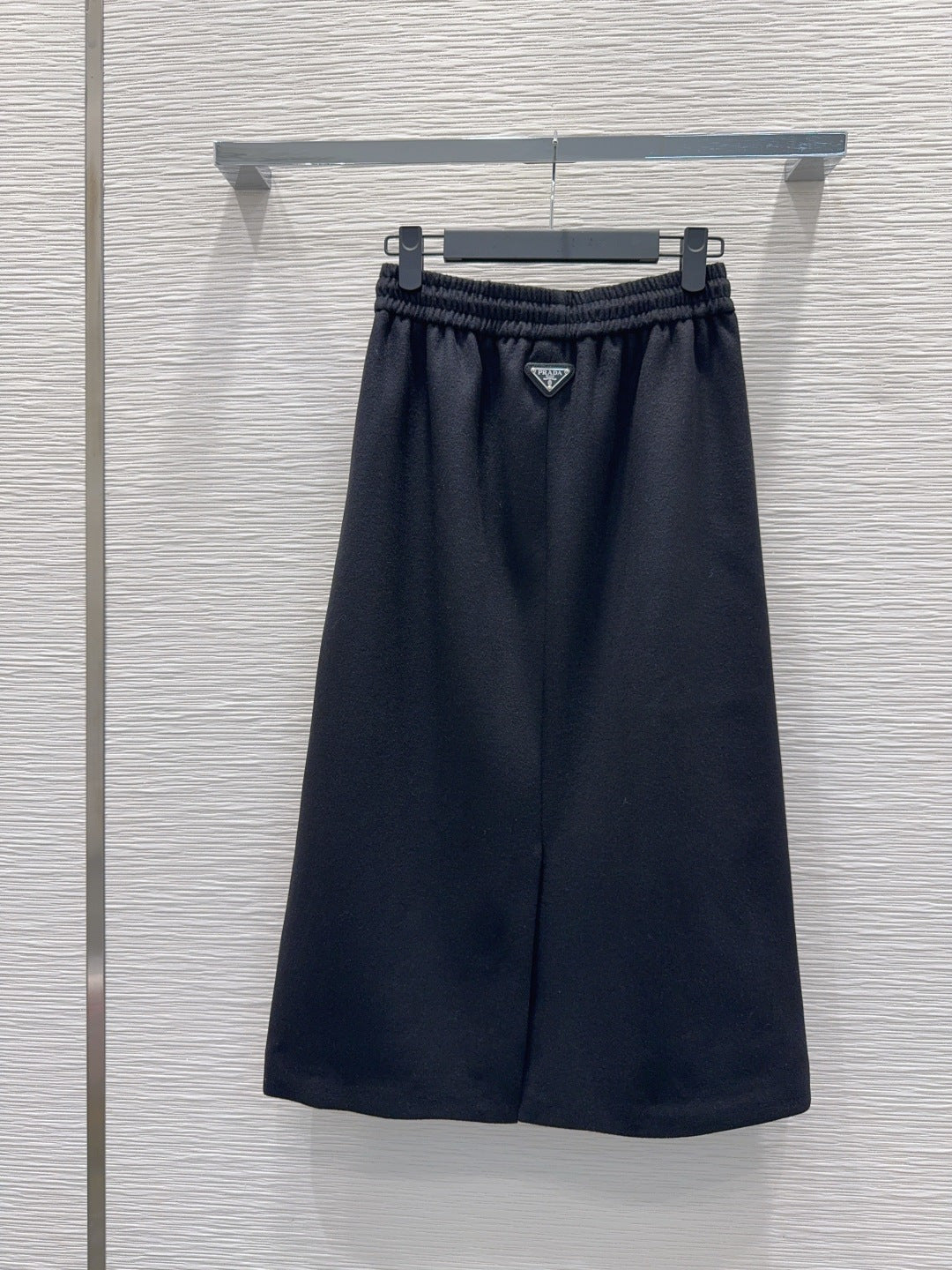 Pra 25fw the latest trendy midi skirt: classic and stylish.