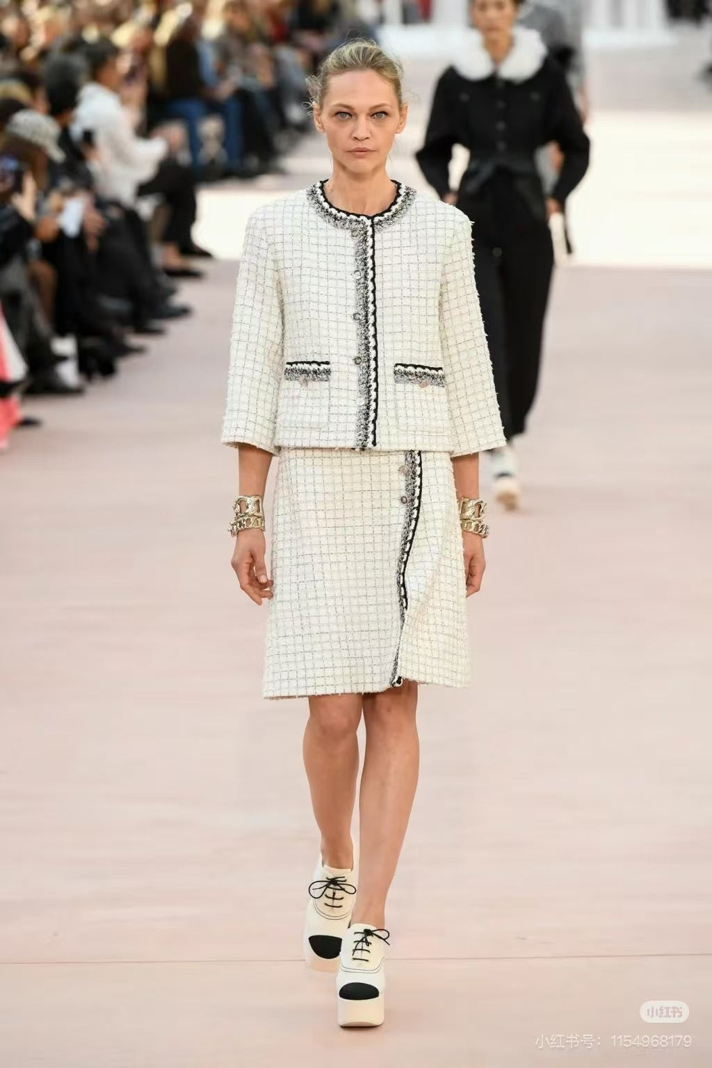 Cha**25fw small checkered cape-style coat