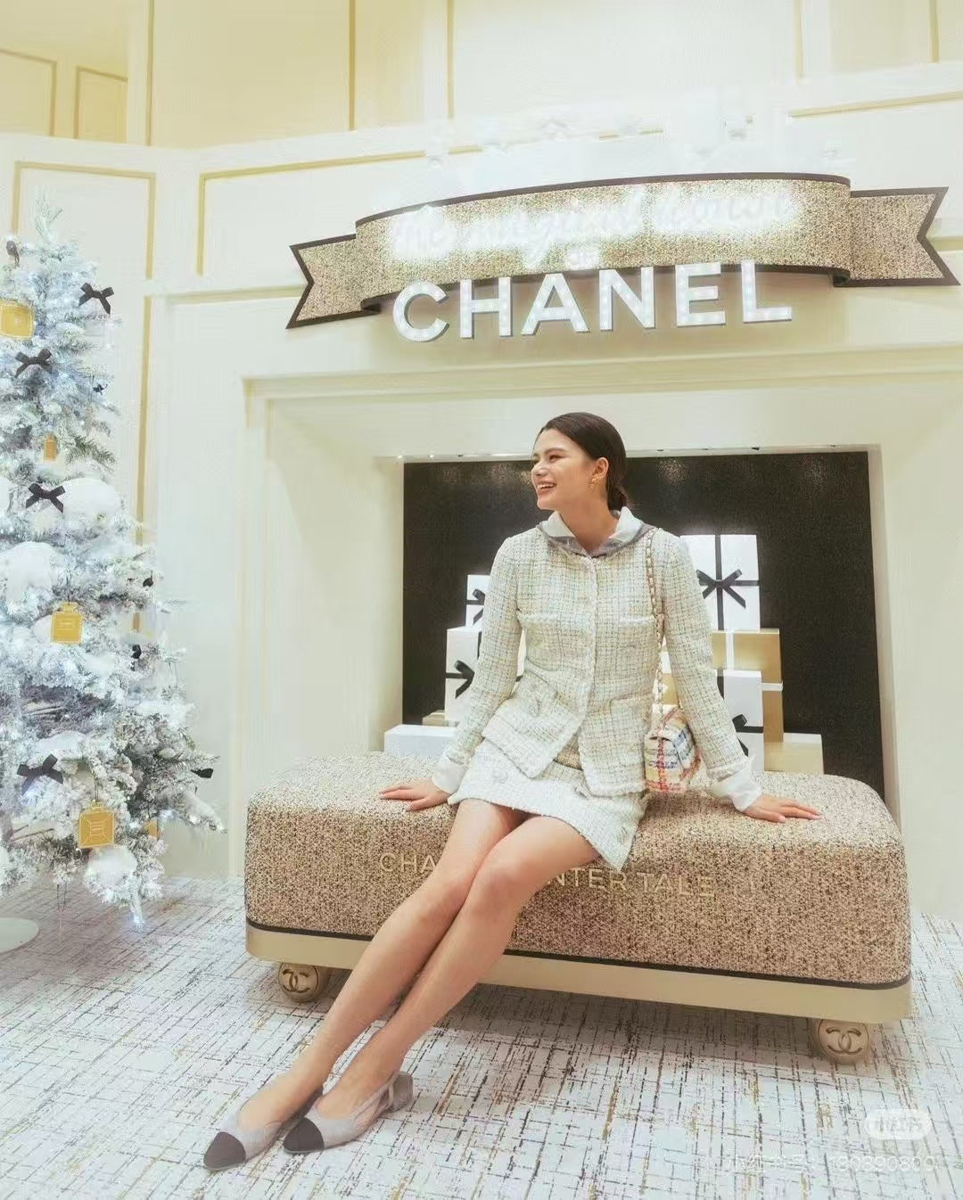 Cha**white tweed hooded coat