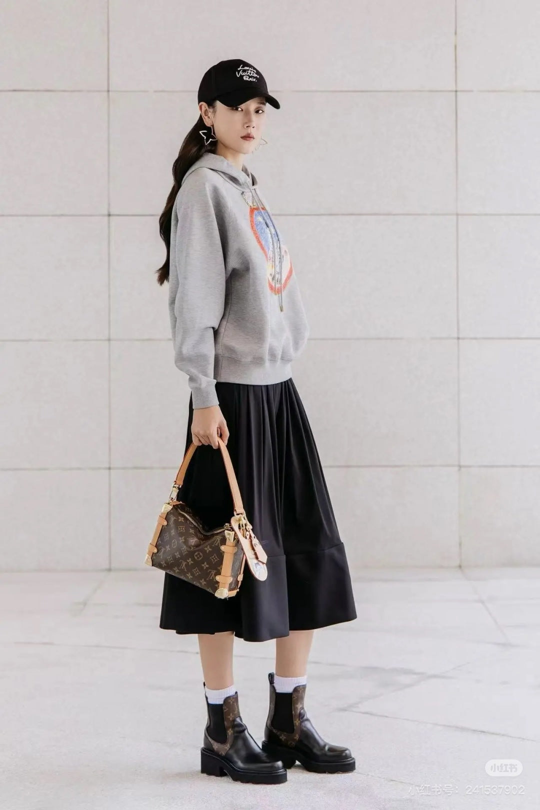 Loe 25fw Light gray hooded sweatshirt