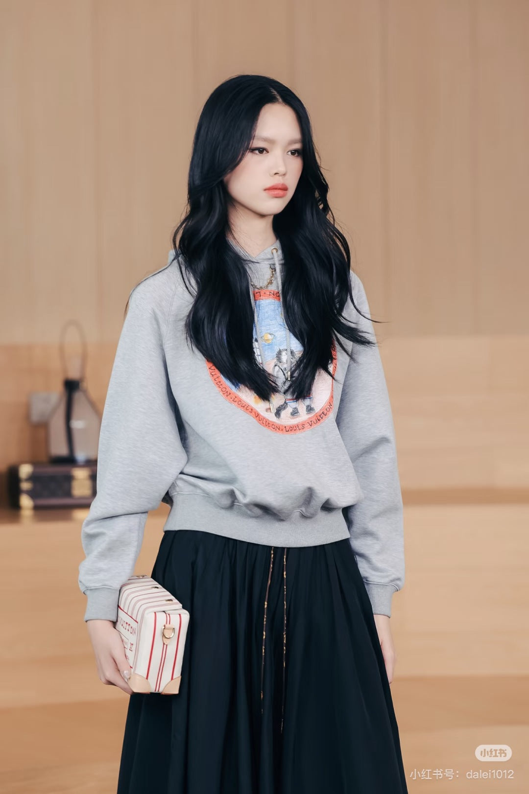 Loe 25fw Light gray hooded sweatshirt