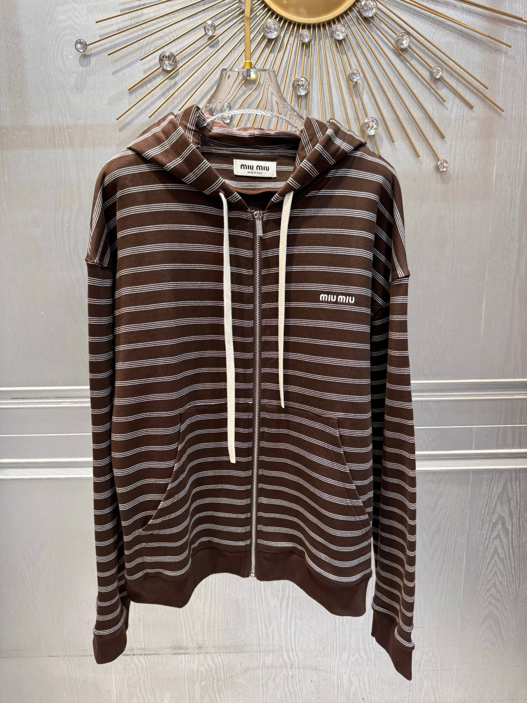 Mu 25fw Brown and white striped hooded guard