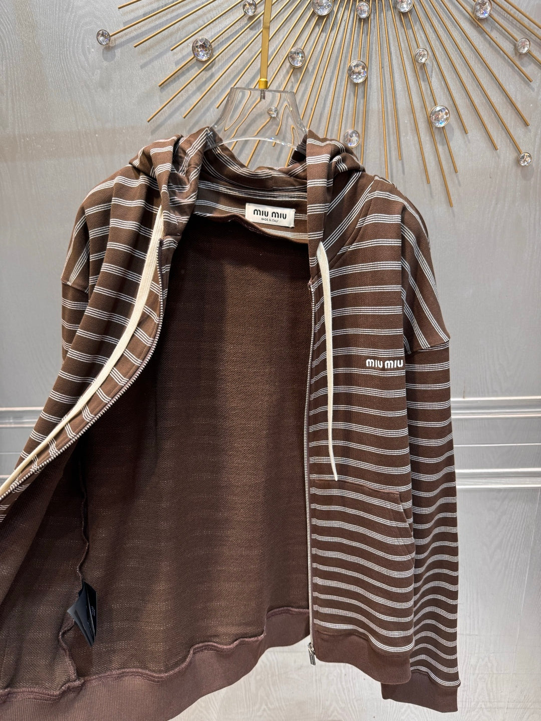 Mu 25fw Brown and white striped hooded guard