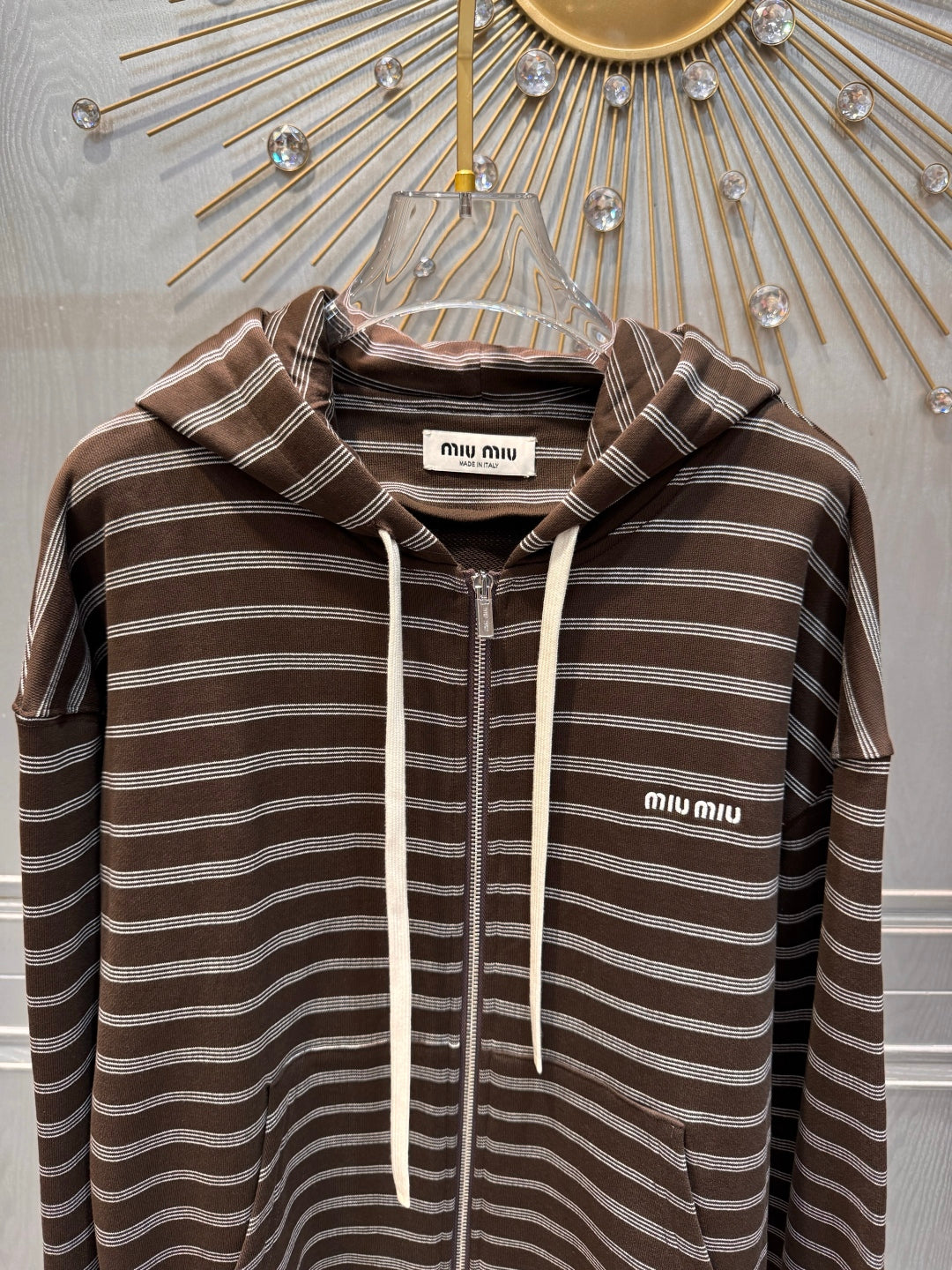 Mu 25fw Brown and white striped hooded guard