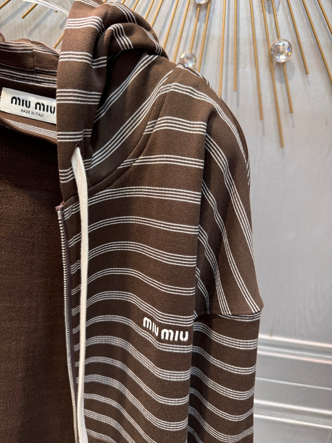 Mu 25fw Brown and white striped hooded guard