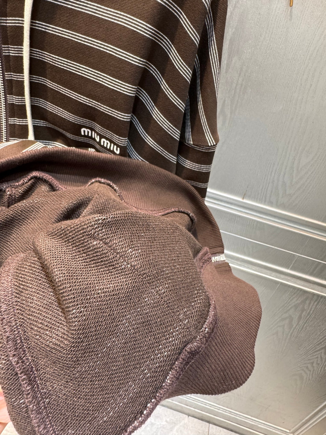 Mu 25fw Brown and white striped hooded guard