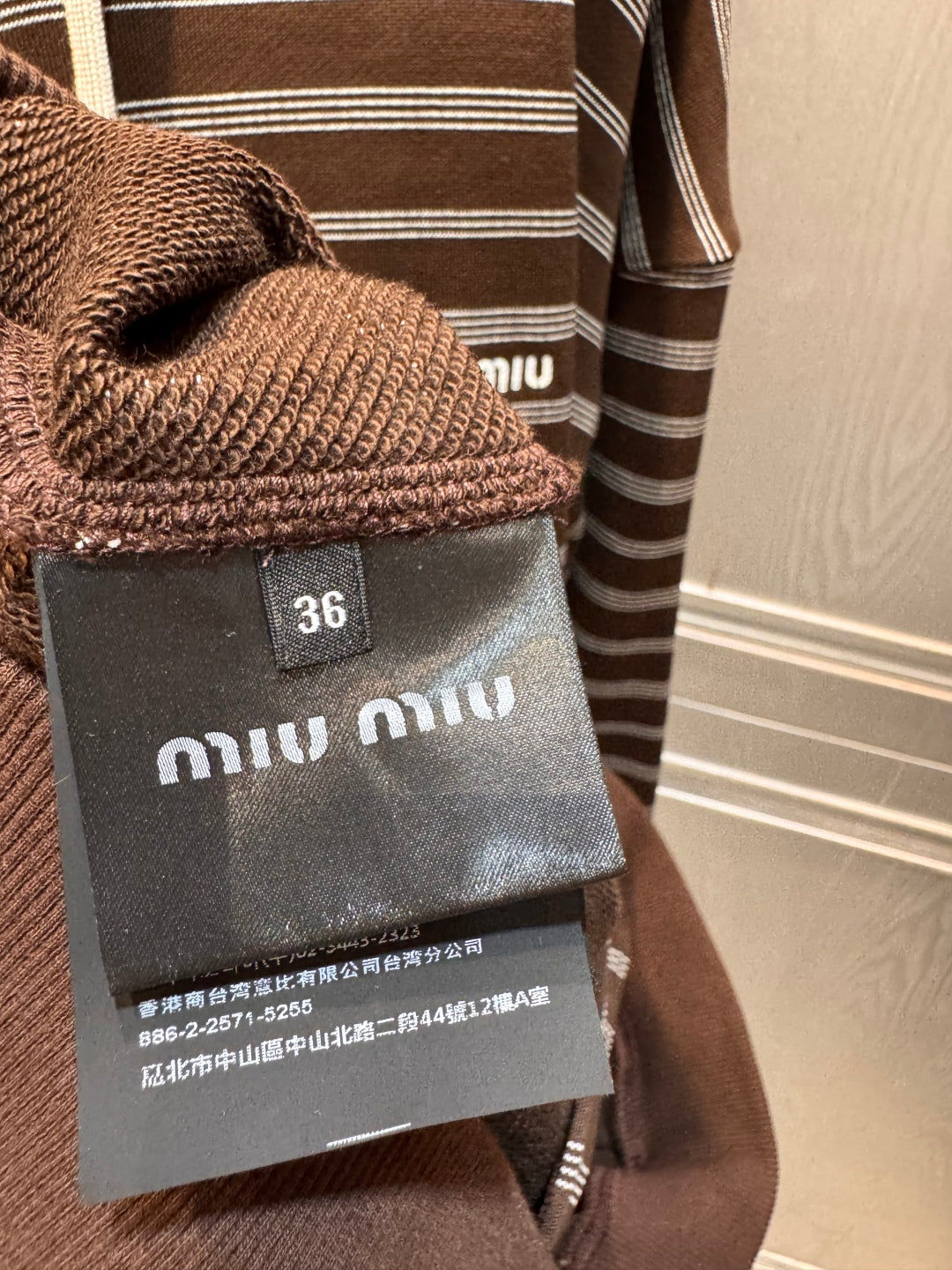 Mu 25fw Brown and white striped hooded guard