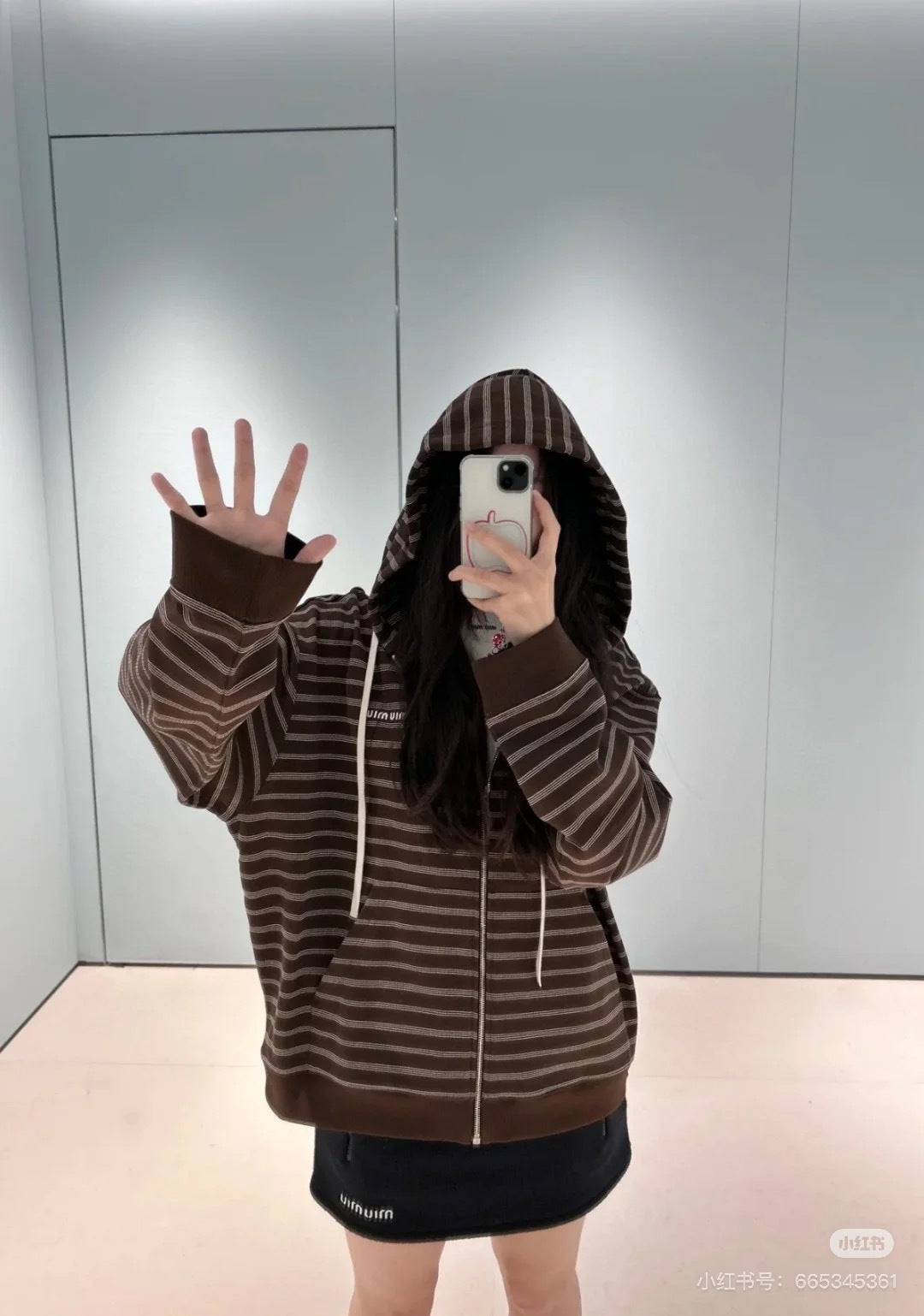 Mu 25fw Brown and white striped hooded guard