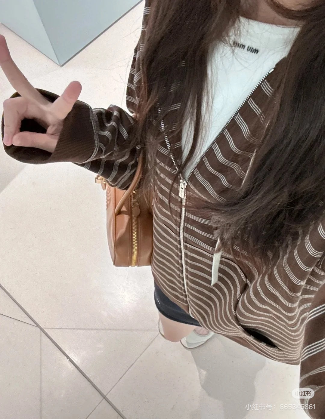 Mu 25fw Brown and white striped hooded guard