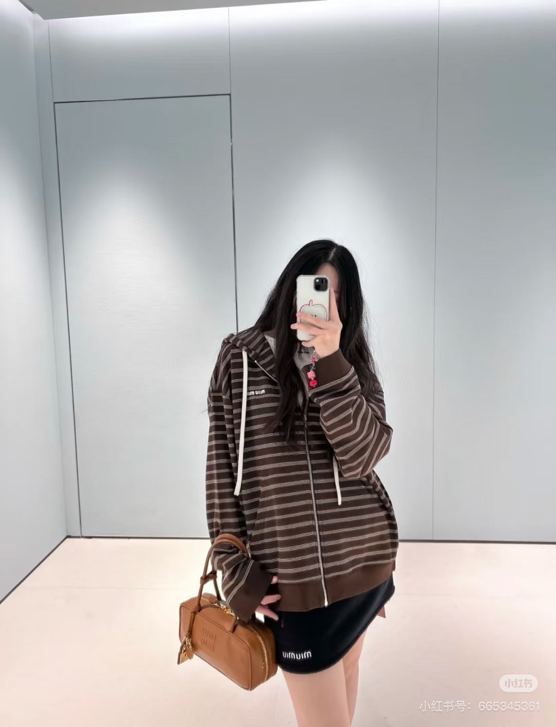 Mu 25fw Brown and white striped hooded guard