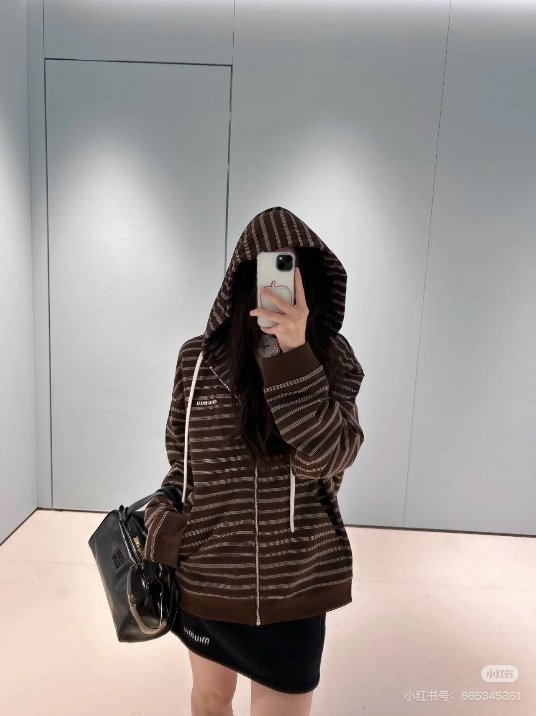 Mu 25fw Brown and white striped hooded guard