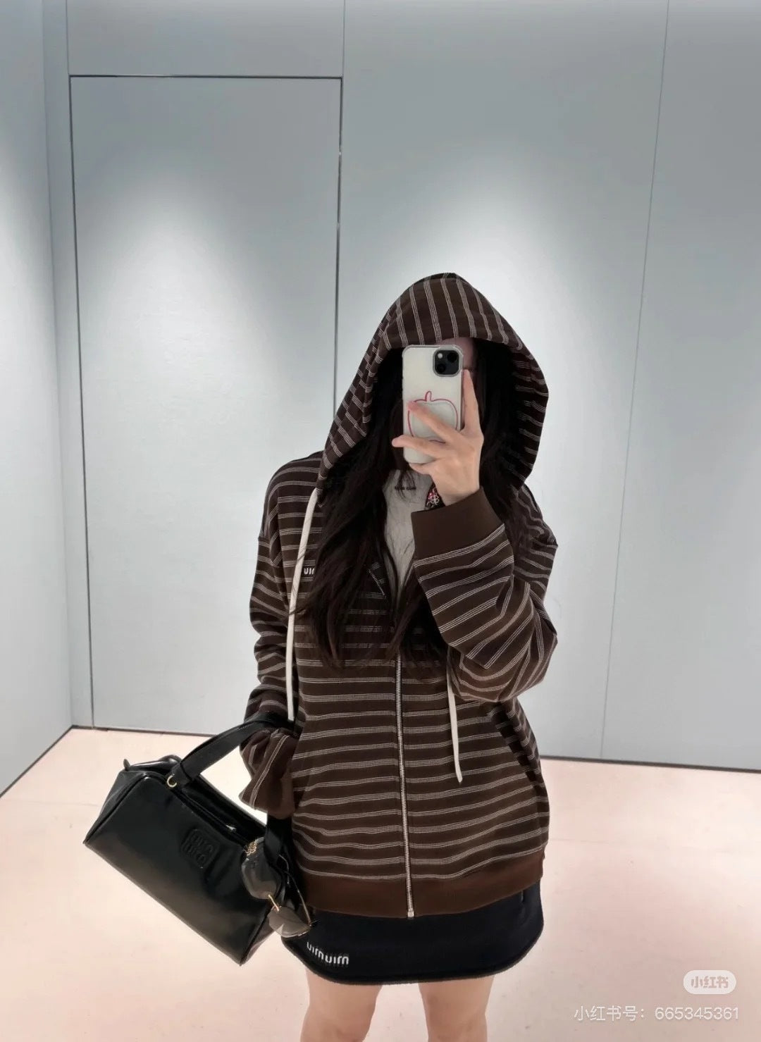 Mu 25fw Brown and white striped hooded guard