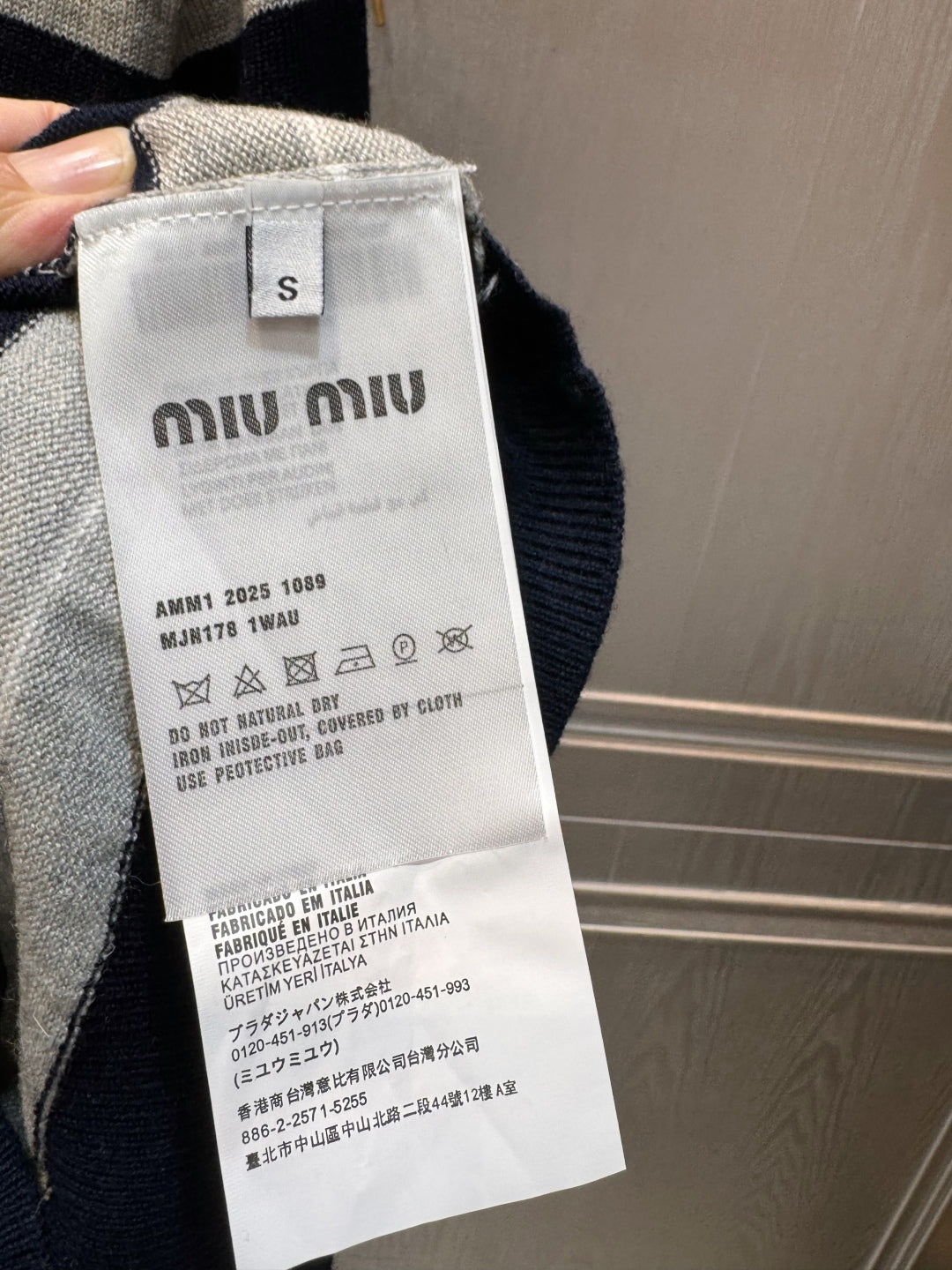 Mu 25fw Long sleeved knitted shirt with navy blue and grey patchwork