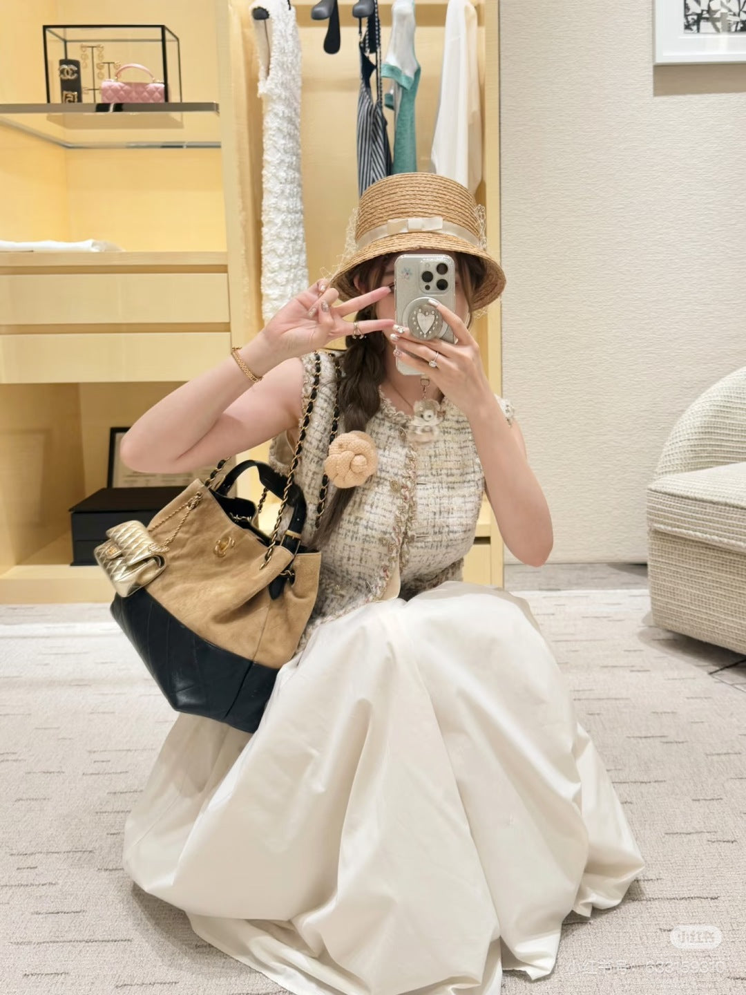 Cha 25fw Sleeveless vest gray white gold