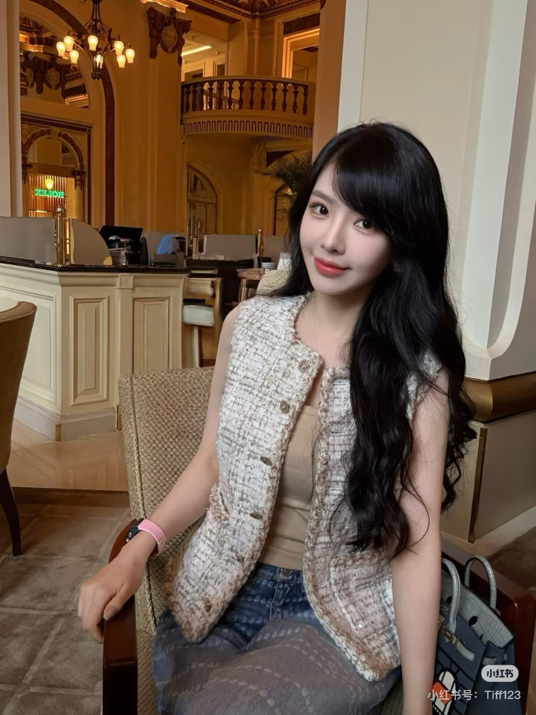 Cha 25fw Sleeveless vest gray white gold