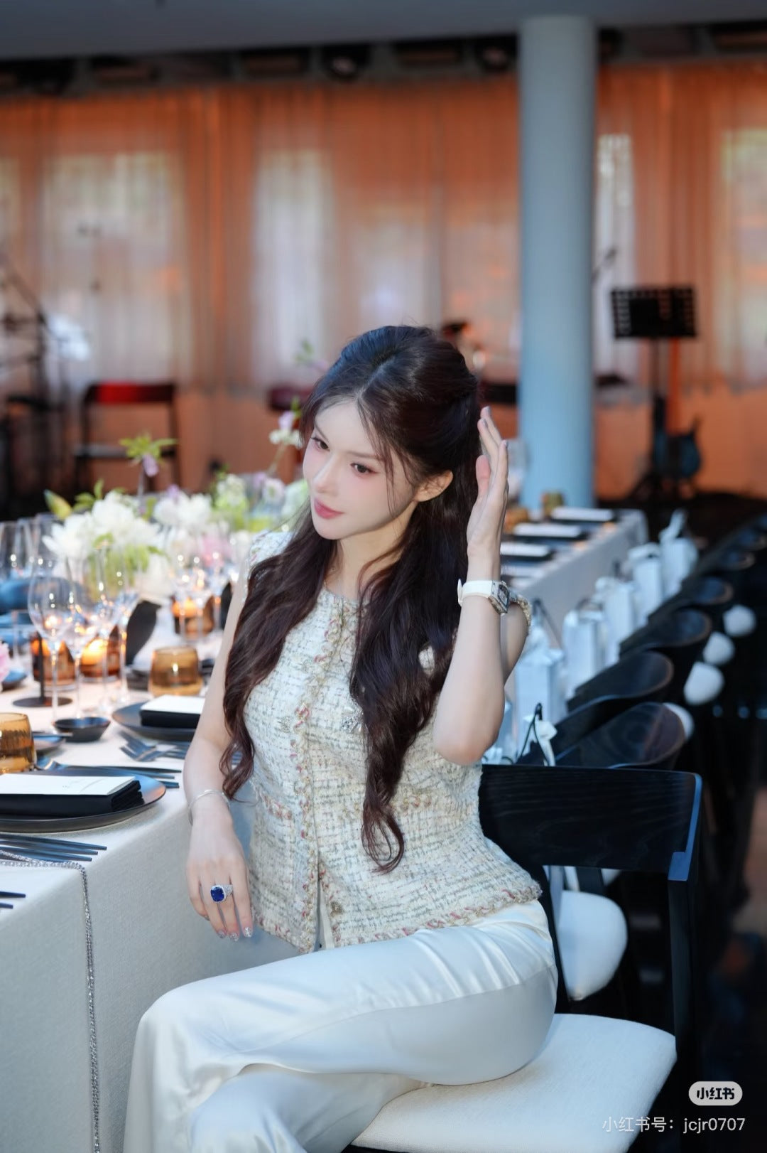 Cha 25fw Sleeveless vest gray white gold