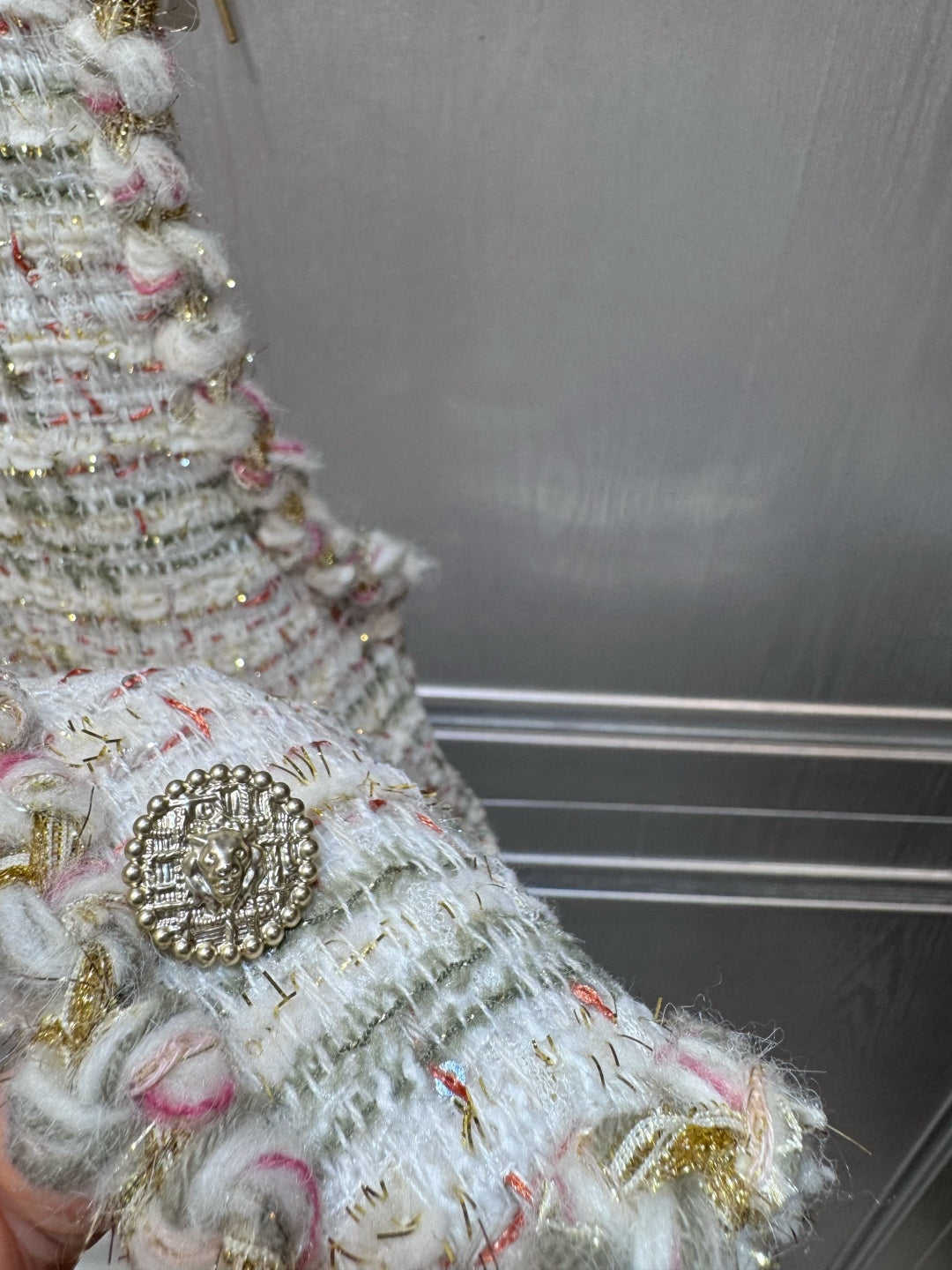 Cha 25fw Sleeveless vest gray white gold