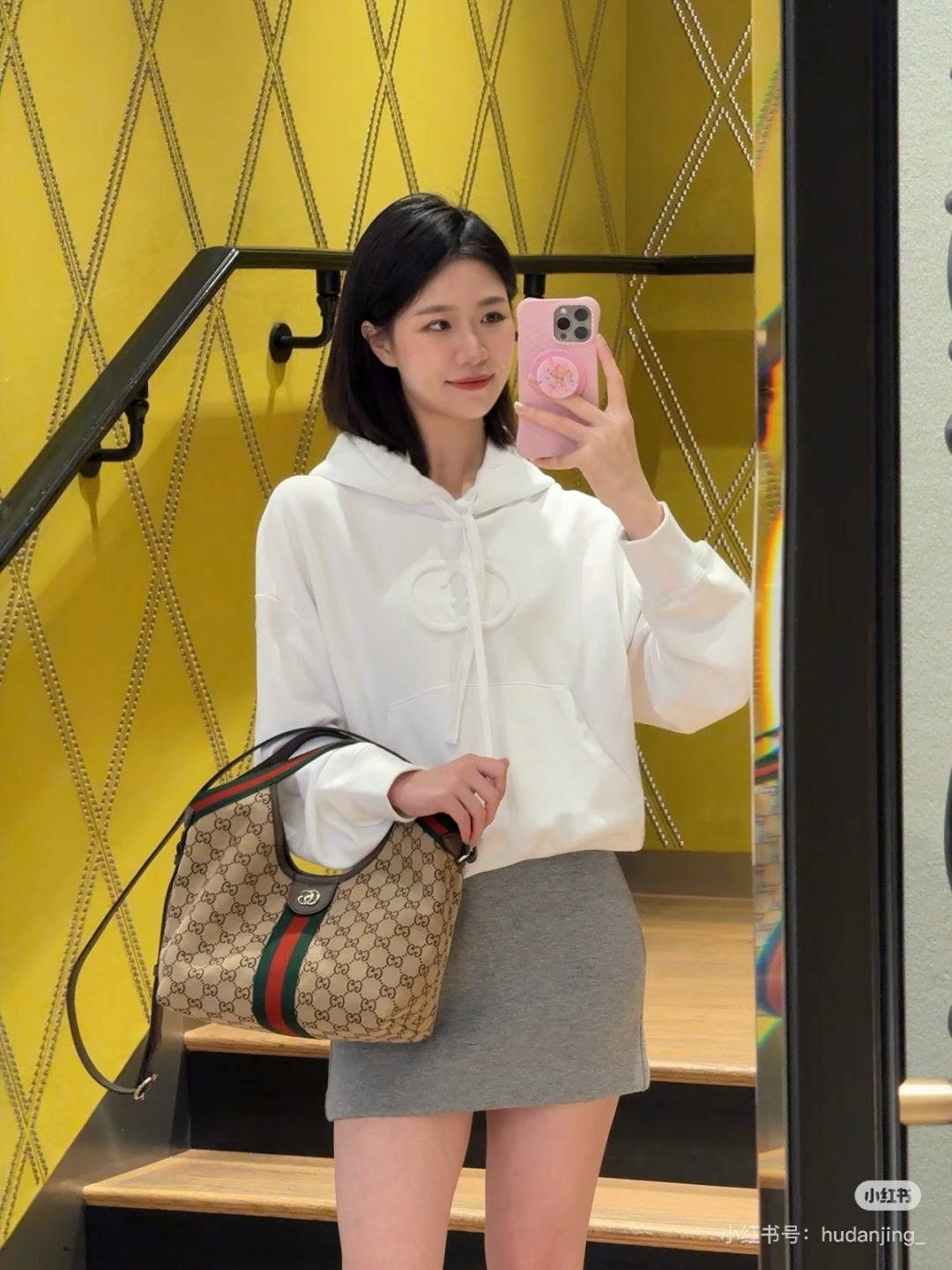 Gq 25fw White hooded sweatshirt