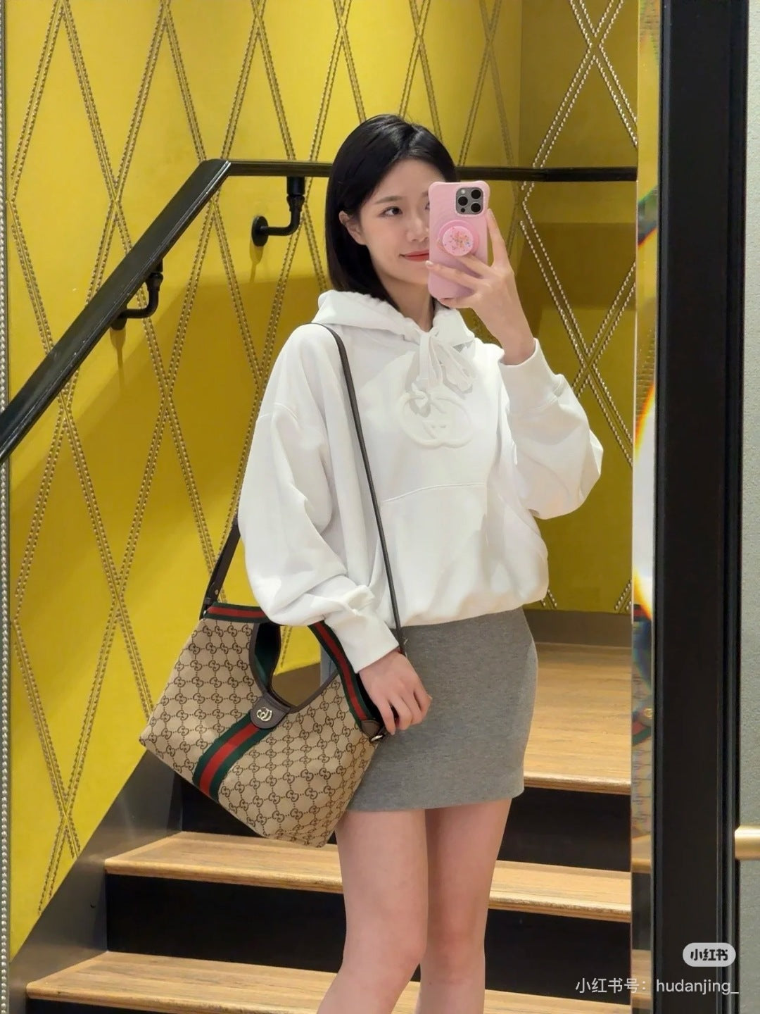 Gq 25fw White hooded sweatshirt