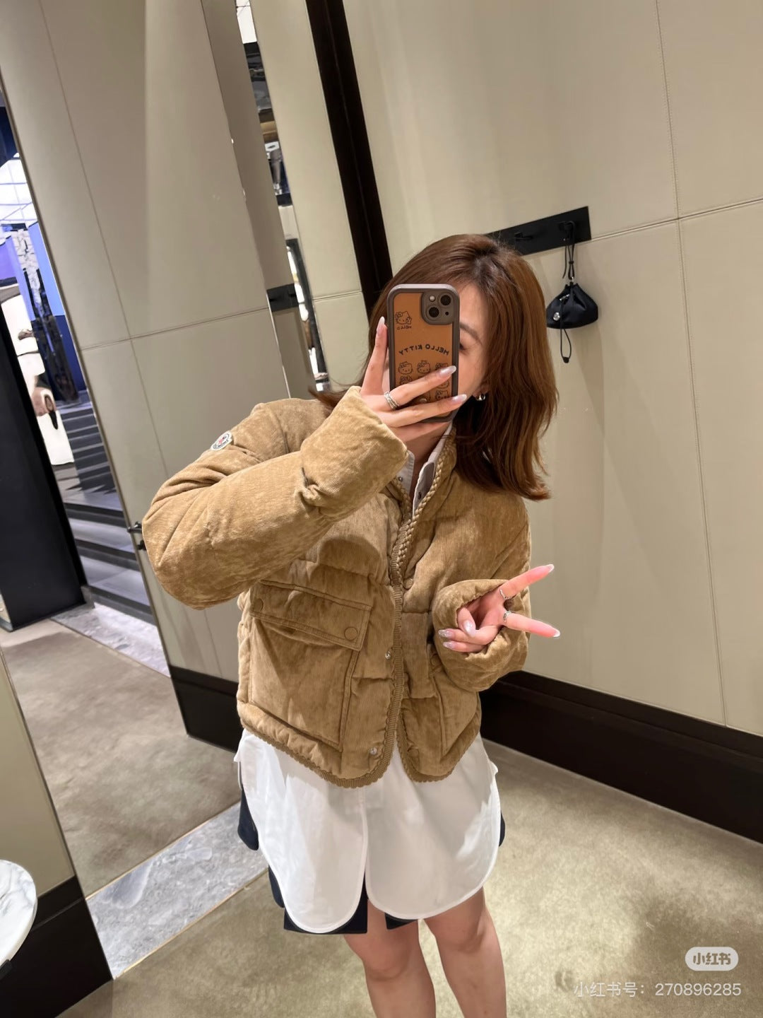 Moc 25fw Milk tea colored velvet down jacket