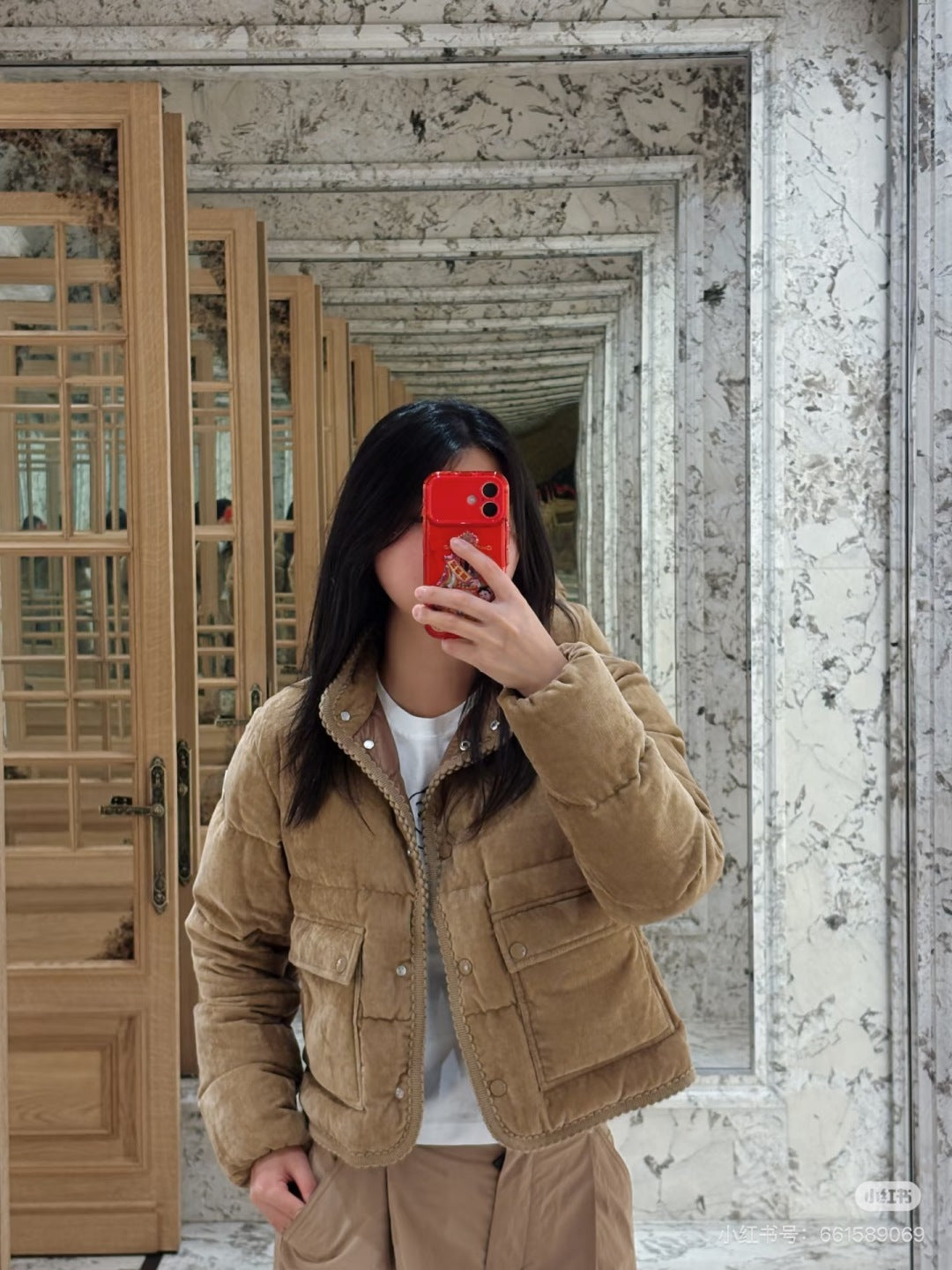 Moc 25fw Milk tea colored velvet down jacket