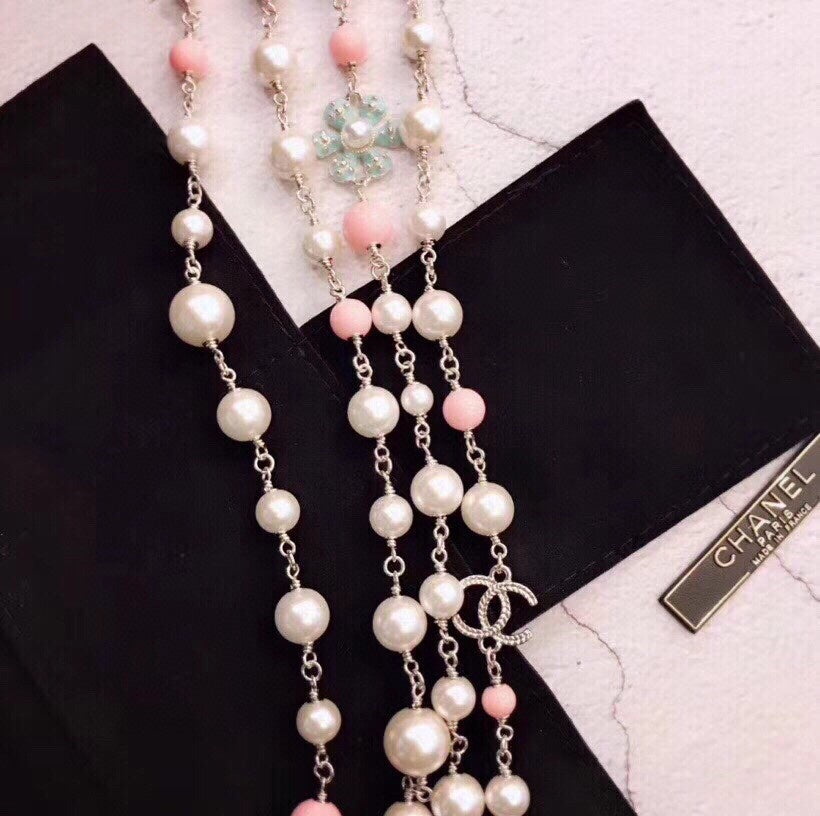 Cha**Blue floral and pearl-embellished sweater chain