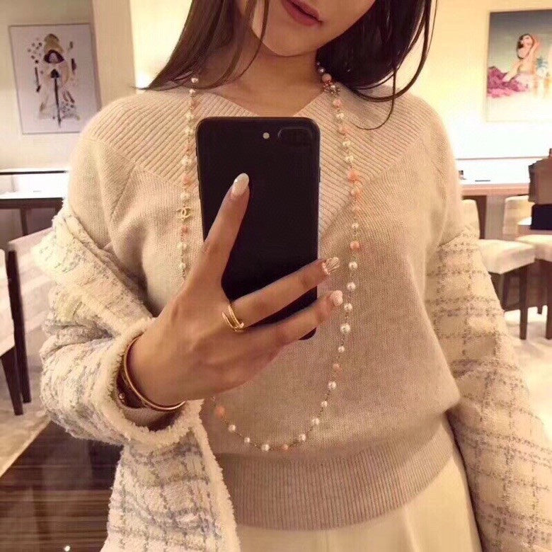 Cha**Blue floral and pearl-embellished sweater chain