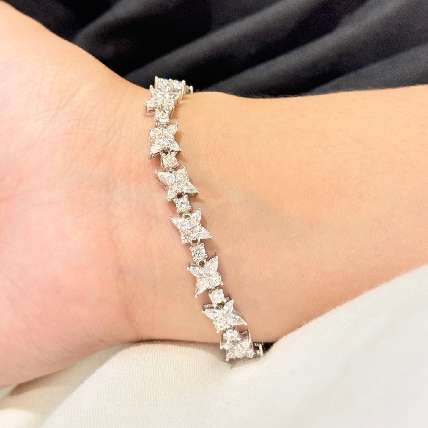 T**Floral teardrop bracelet with 5A high-carbon diamonds