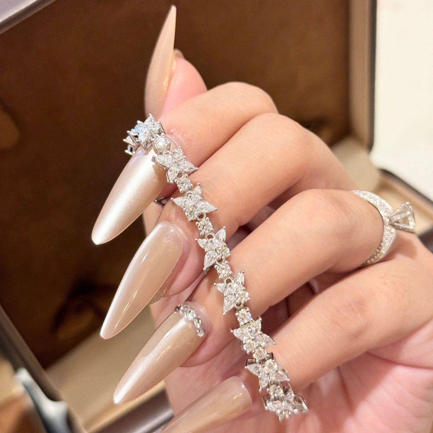 T**Floral teardrop bracelet with 5A high-carbon diamonds