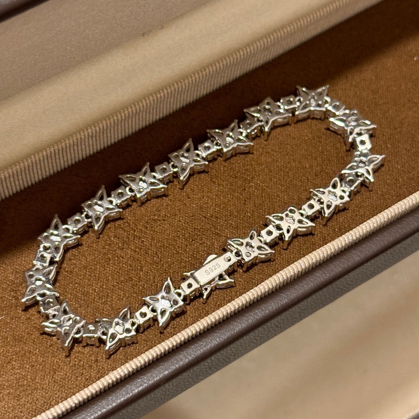 T**Floral teardrop bracelet with 5A high-carbon diamonds