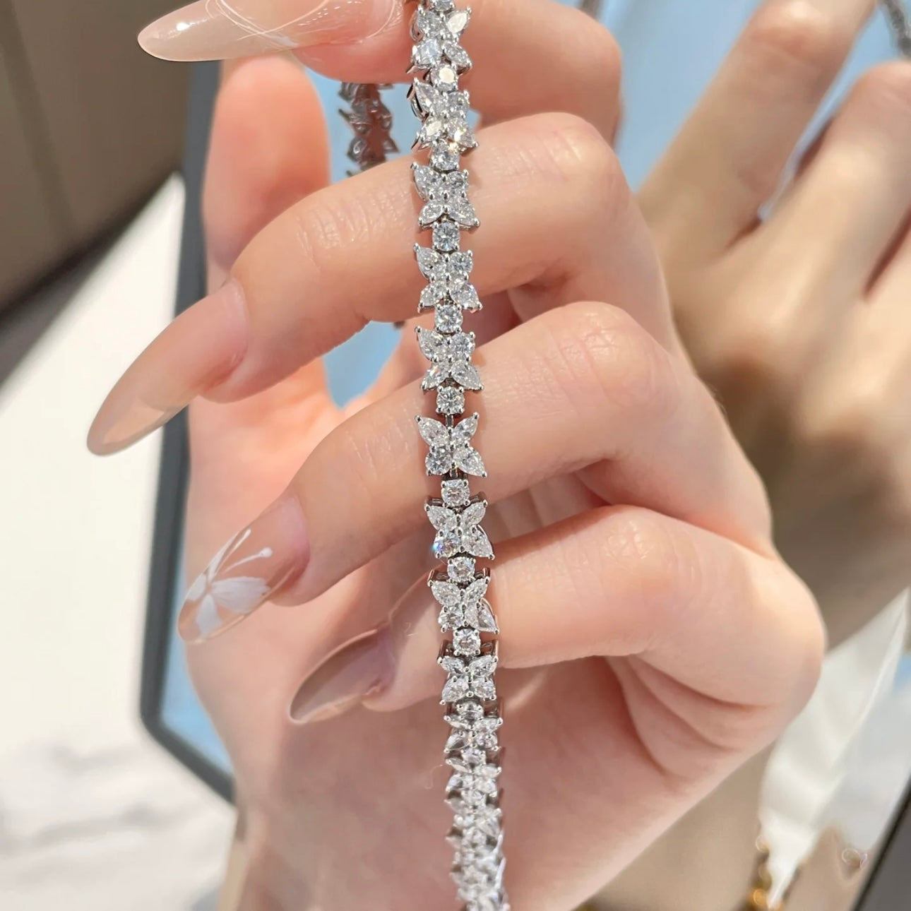 T**Floral teardrop bracelet with 5A high-carbon diamonds