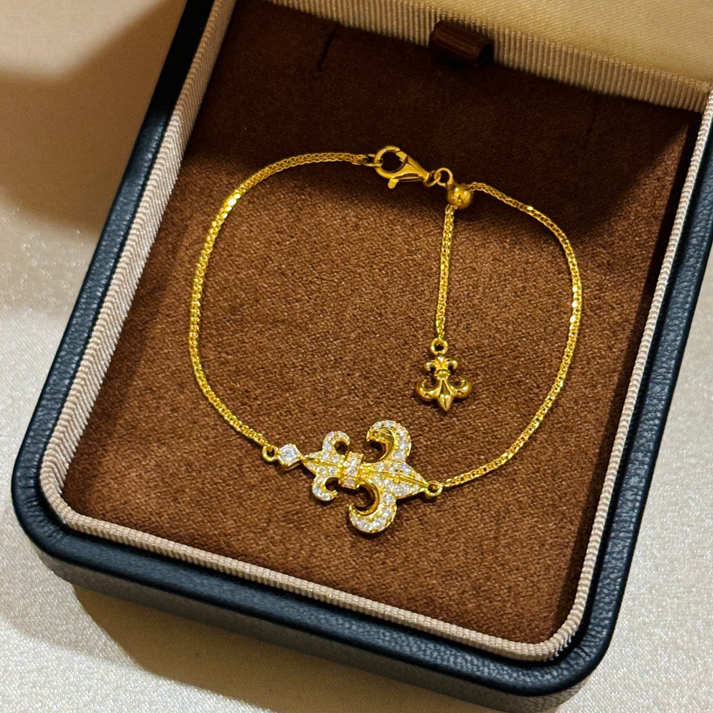 Anchor-shaped full diamond bracelet