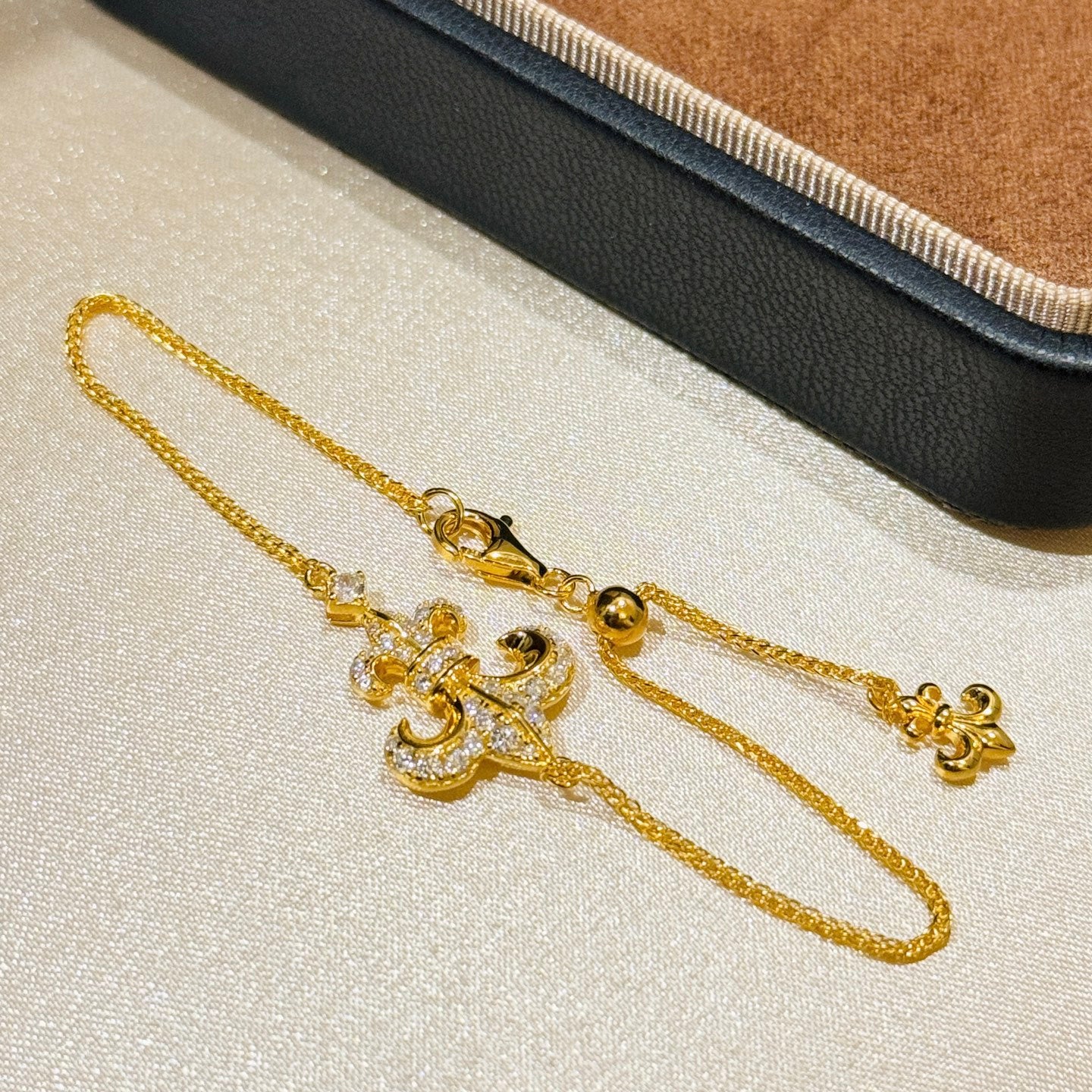 Anchor-shaped full diamond bracelet