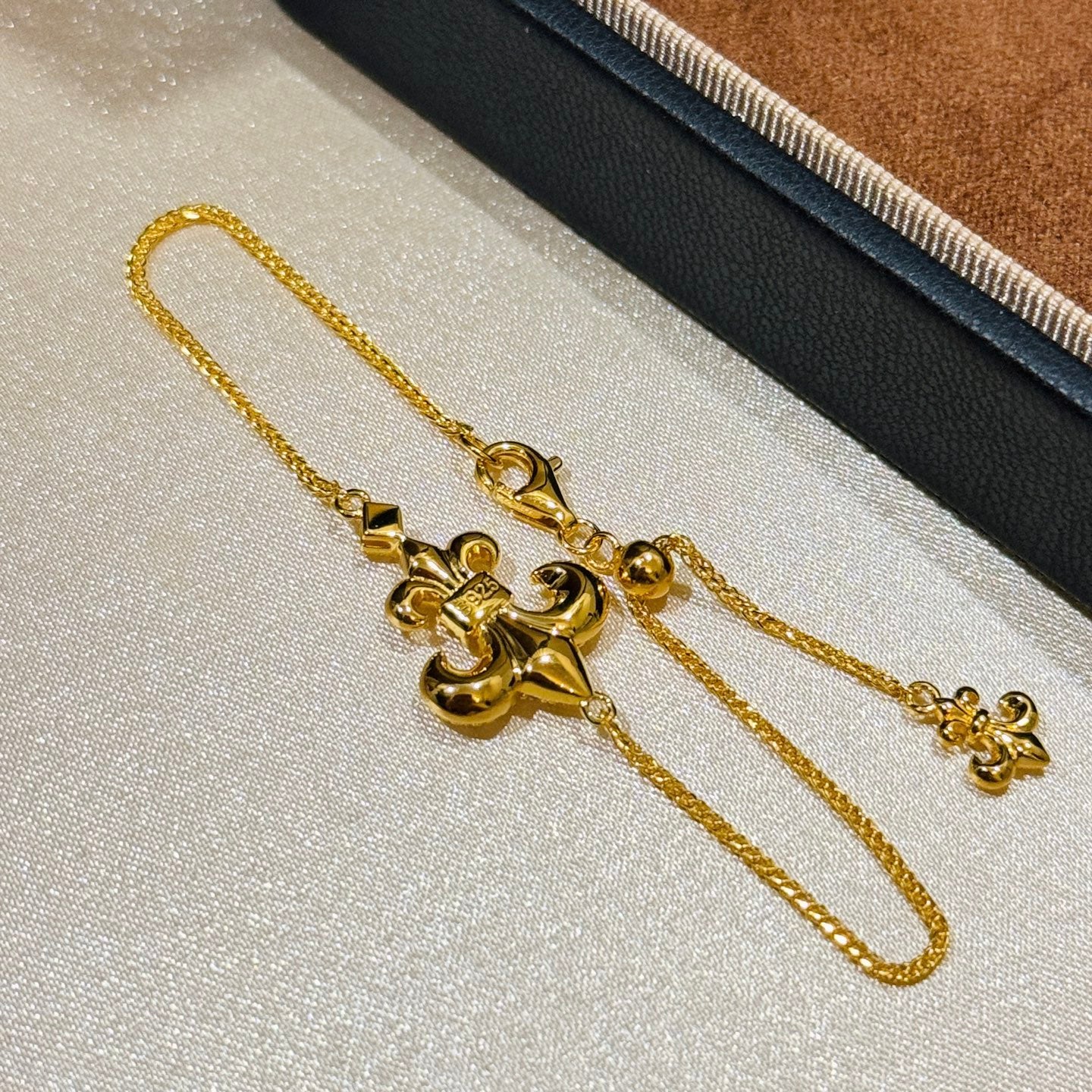 Anchor-shaped full diamond bracelet