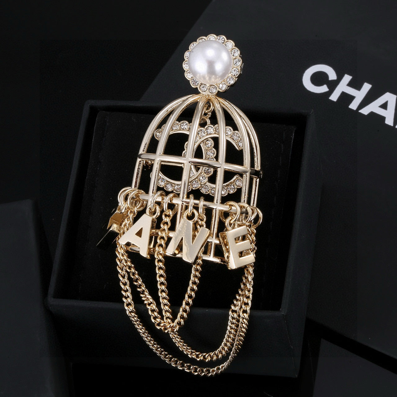 Cha**brooch