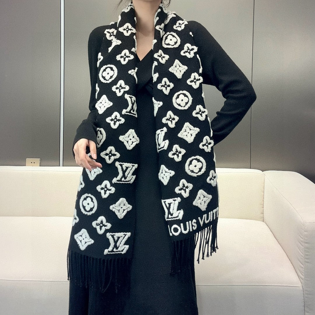 Loe** New cashmere scarf