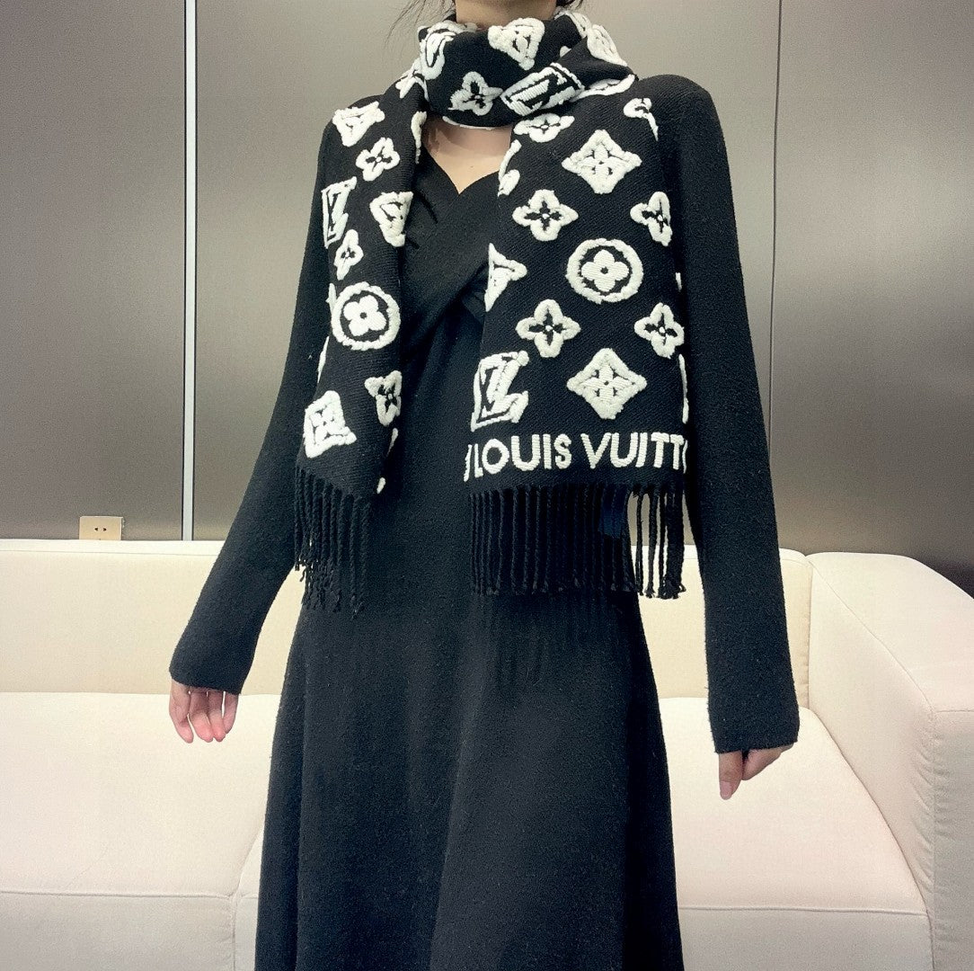 Loe** New cashmere scarf