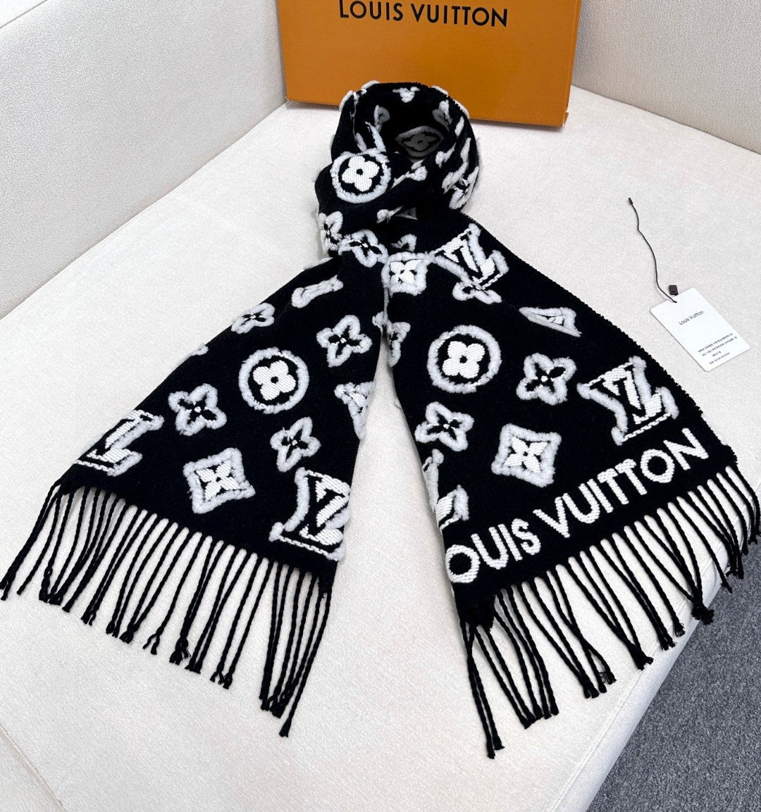 Loe** New cashmere scarf