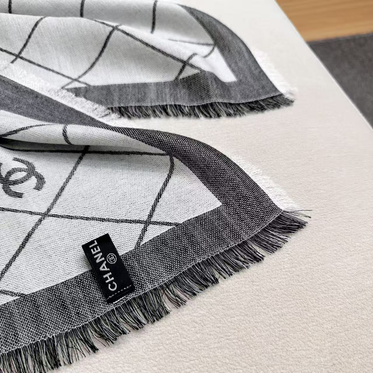 Cha** New cashmere  wraps