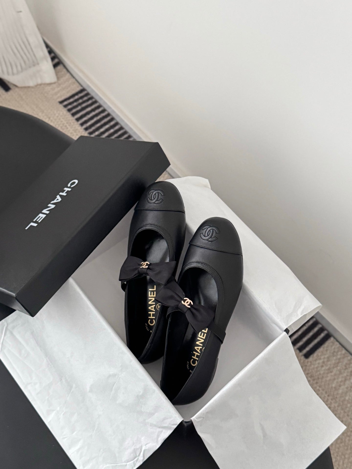 Che New bow-tie flats