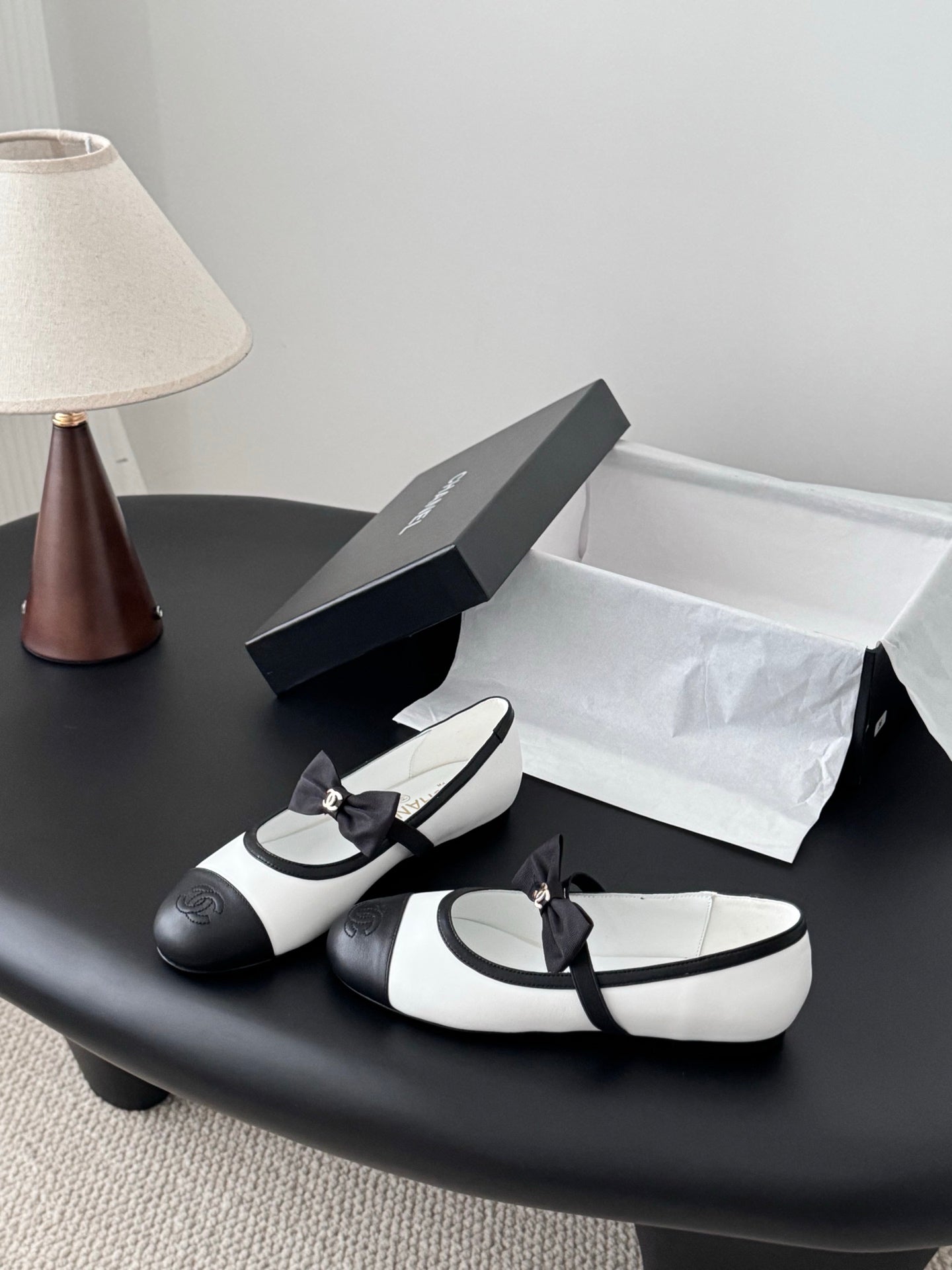 Che New bow-tie flats