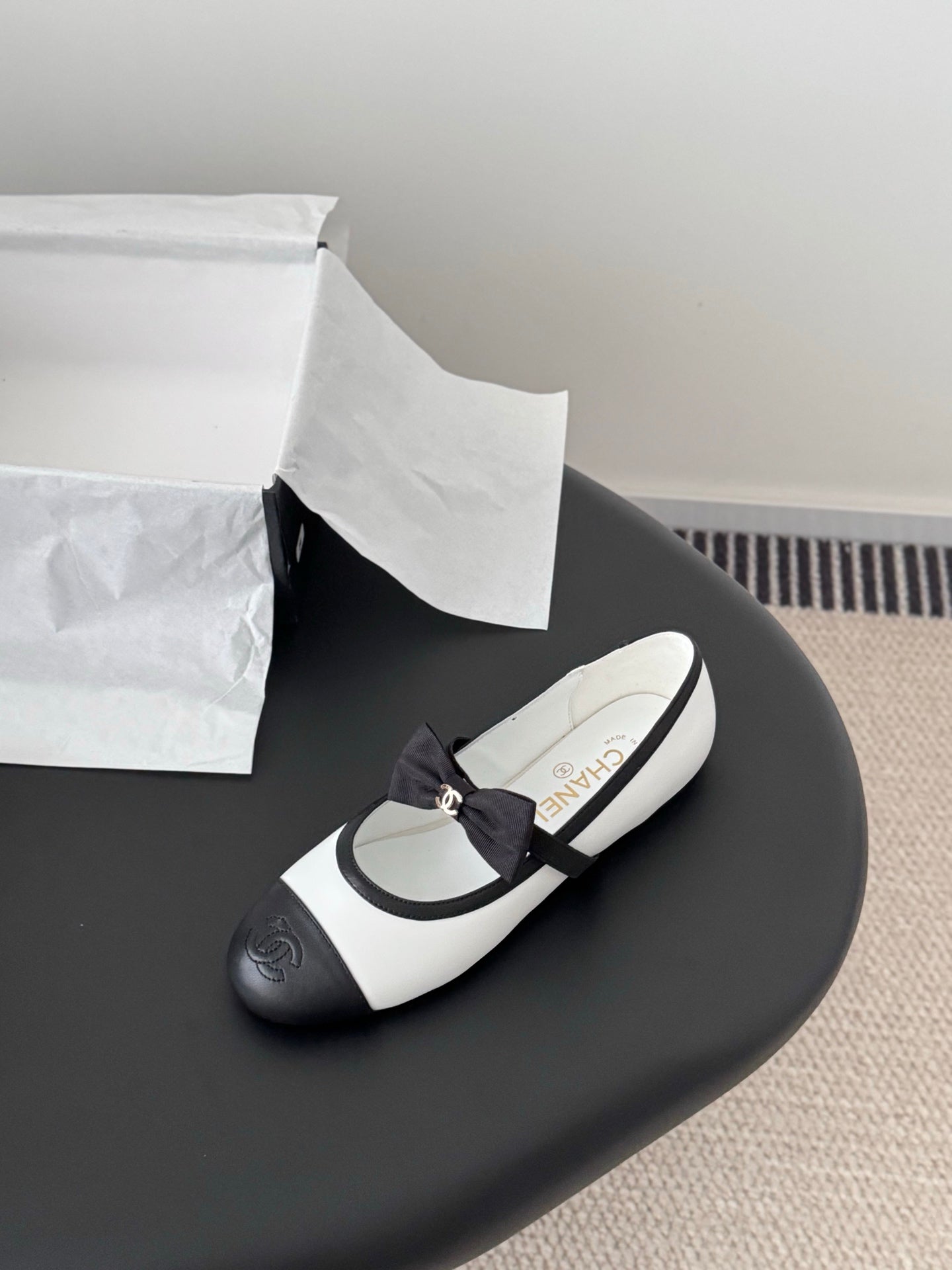 Che New bow-tie flats