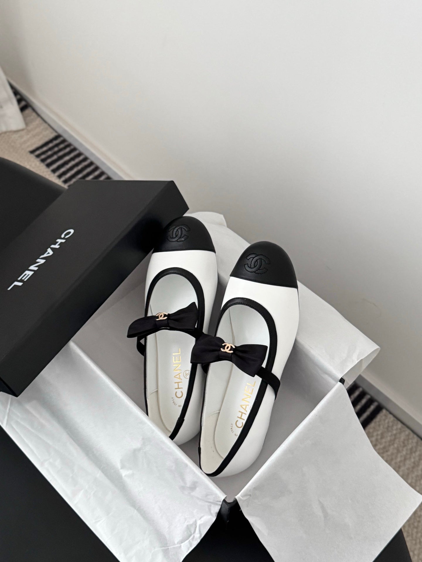 Che New bow-tie flats