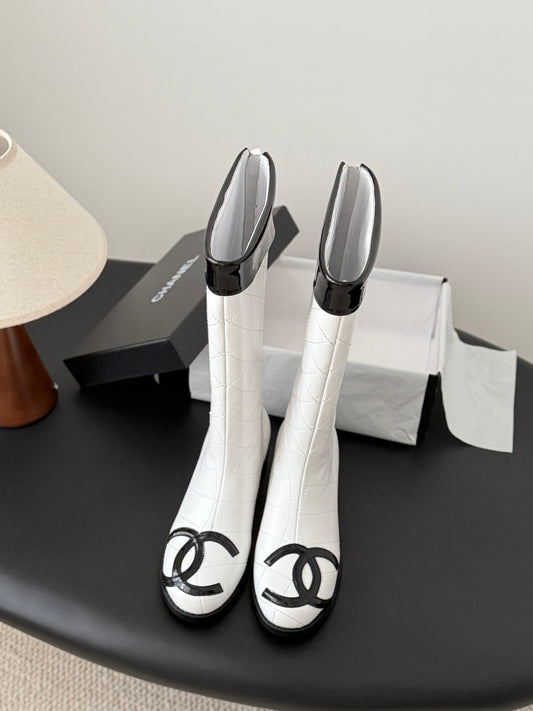 She Stylish and versatile casual mid-calf boots